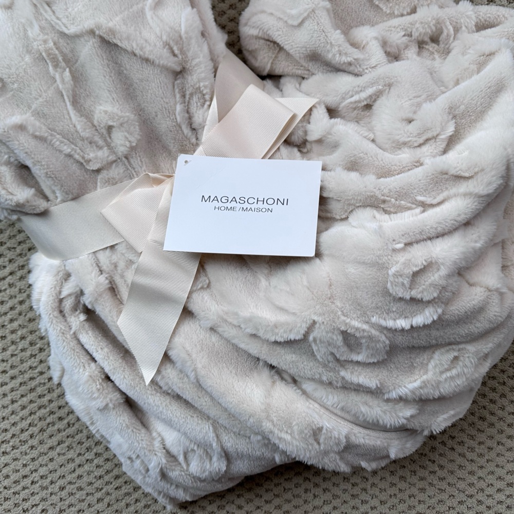 Magaschoni Home Cream Textured Bow Throw Blanket